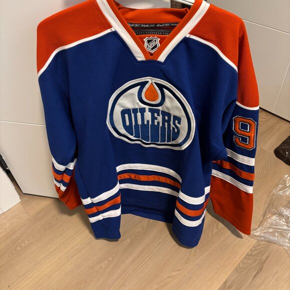 Signed Magnus Paajarvi Oilers Jersey - Picture 2 of 6